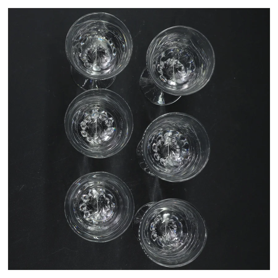 Hvidvinsglas i krystal med snoet stilk (str. Ø 6. h 15. cm)