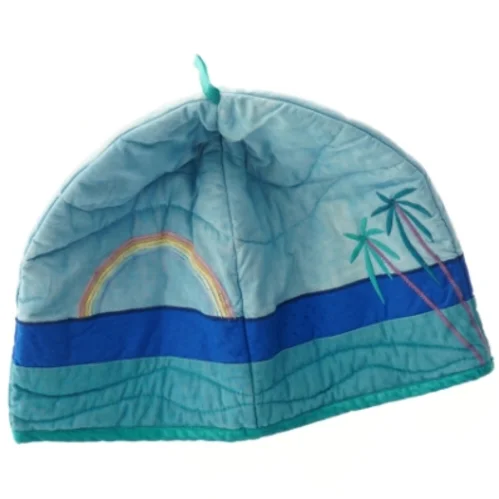 Tehætte, håndlavet med applikation og broderi (h 27 cm, omkr 68 cm)