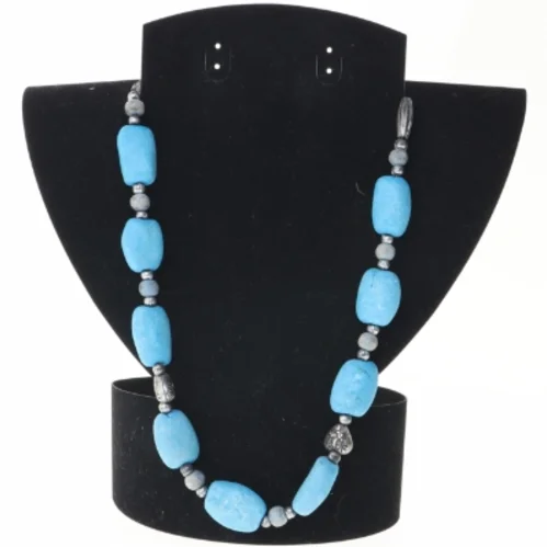 Turkisblå halskæde med sten og metal perler (str. 52 cm)