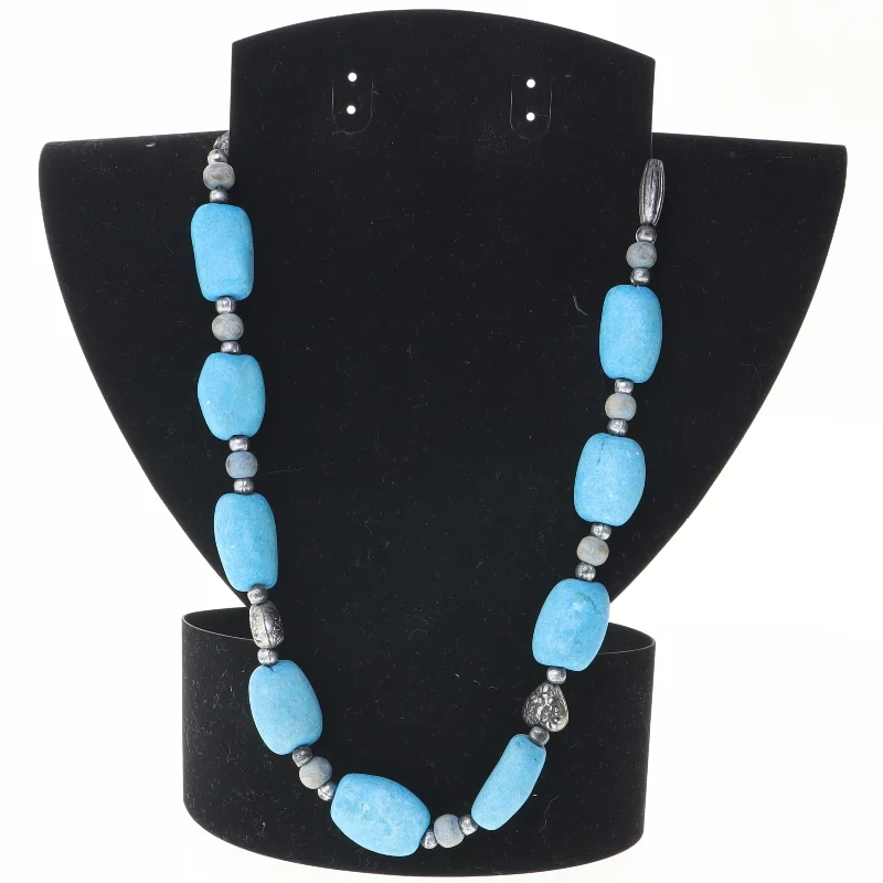 Turkisblå halskæde med sten og metal perler (str. 52 cm)