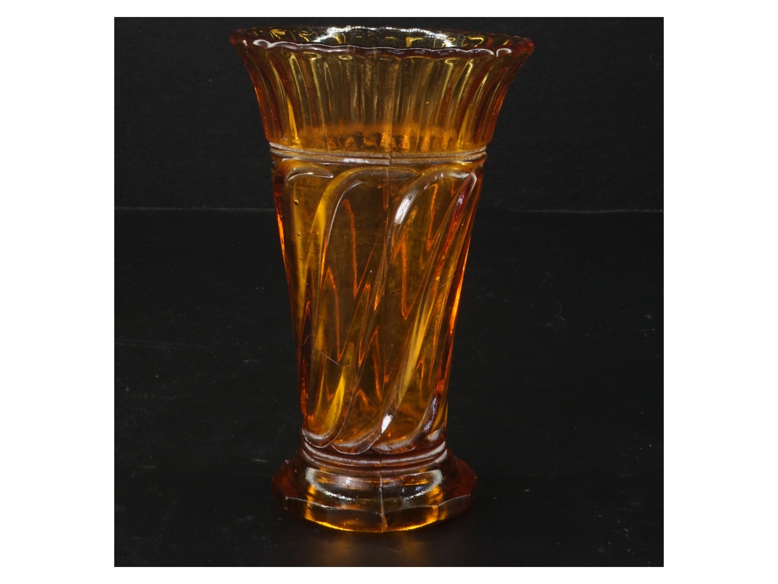 Ræv-farvet vase fra Fyns Glasværk (str. 14x9 cm)