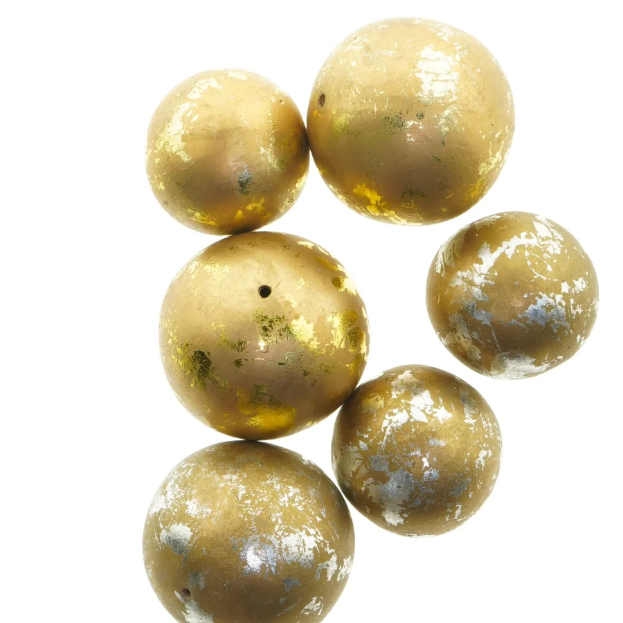 Dekorative guldkugler i keramik 