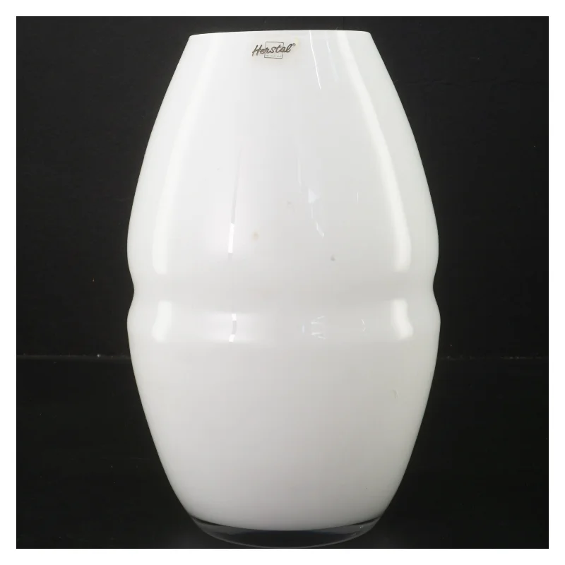 Hvid vase fra Herstal fra Herstal (str. Ø 8 cm længde 23 cm)