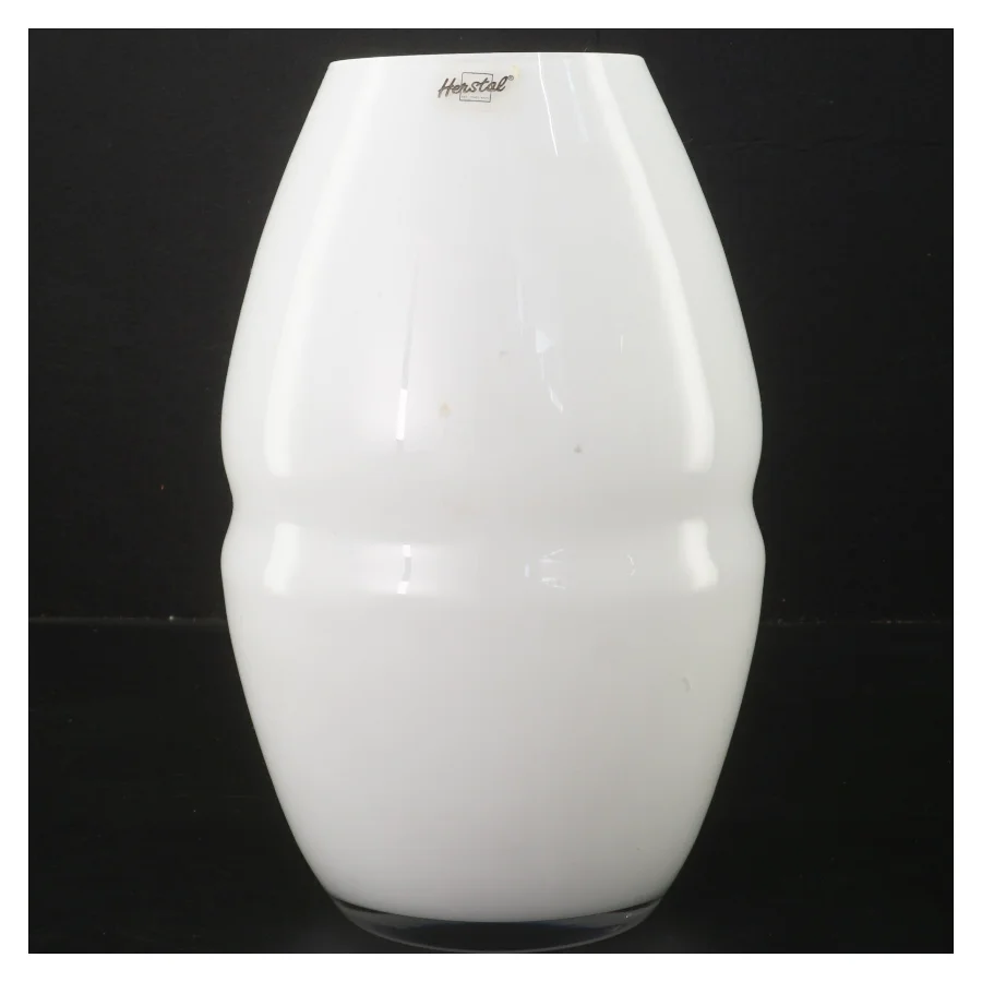 Hvid vase fra Herstal fra Herstal (str. Ø 8 cm længde 23 cm)