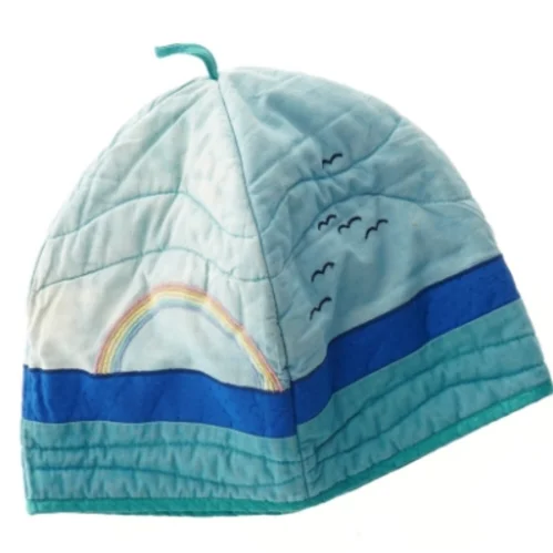 Tehætte, håndlavet med applikation og broderi (h 27 cm, omkr. 68 cm)