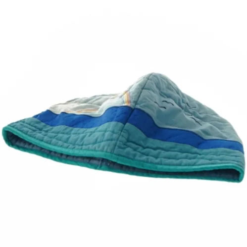 Tehætte, håndlavet med applikation og broderi (h 27 cm, omkr. 68 cm)