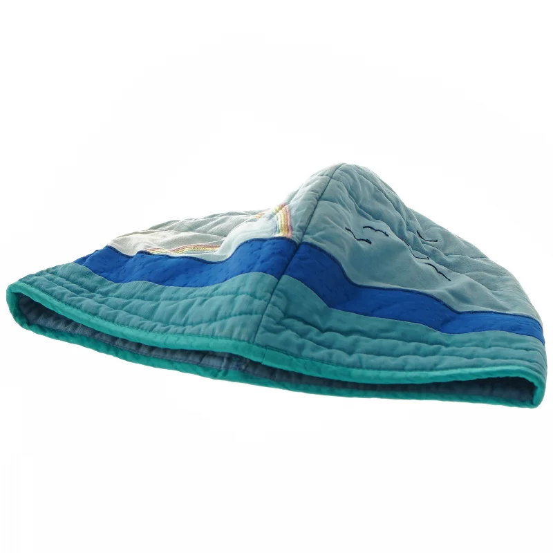 Tehætte, håndlavet med applikation og broderi (h 27 cm, omkr. 68 cm)