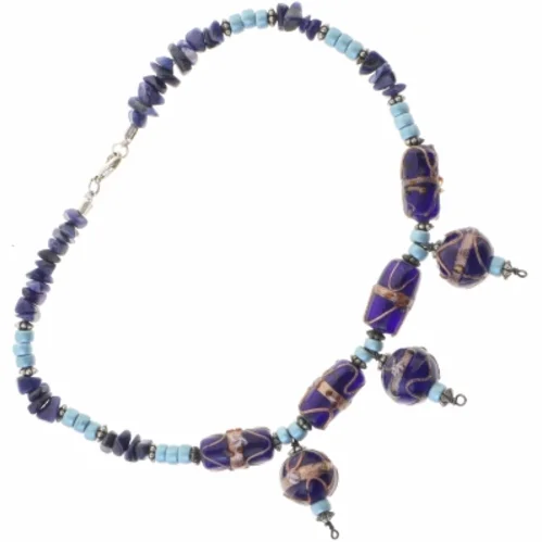 Halskæde med blå glasperler, metalperler m.m. (str. 40 cm)