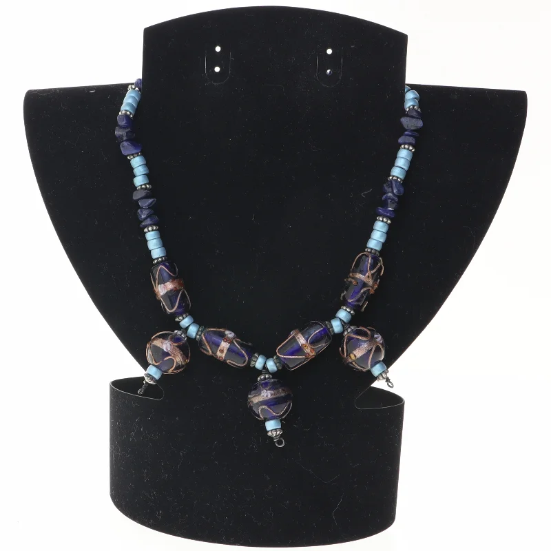 Halskæde med blå glasperler, metalperler m.m. (str. 40 cm)