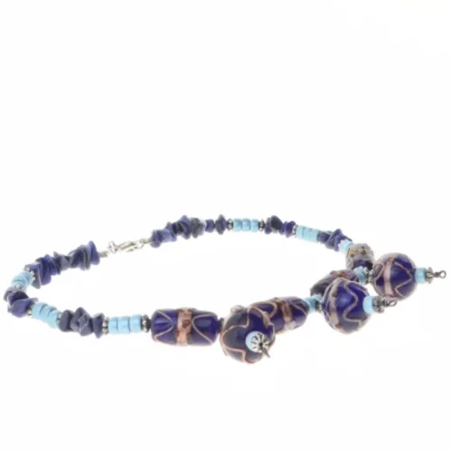 Halskæde med blå glasperler, metalperler m.m. (str. 40 cm)