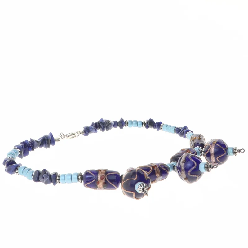 Halskæde med blå glasperler, metalperler m.m. (str. 40 cm)