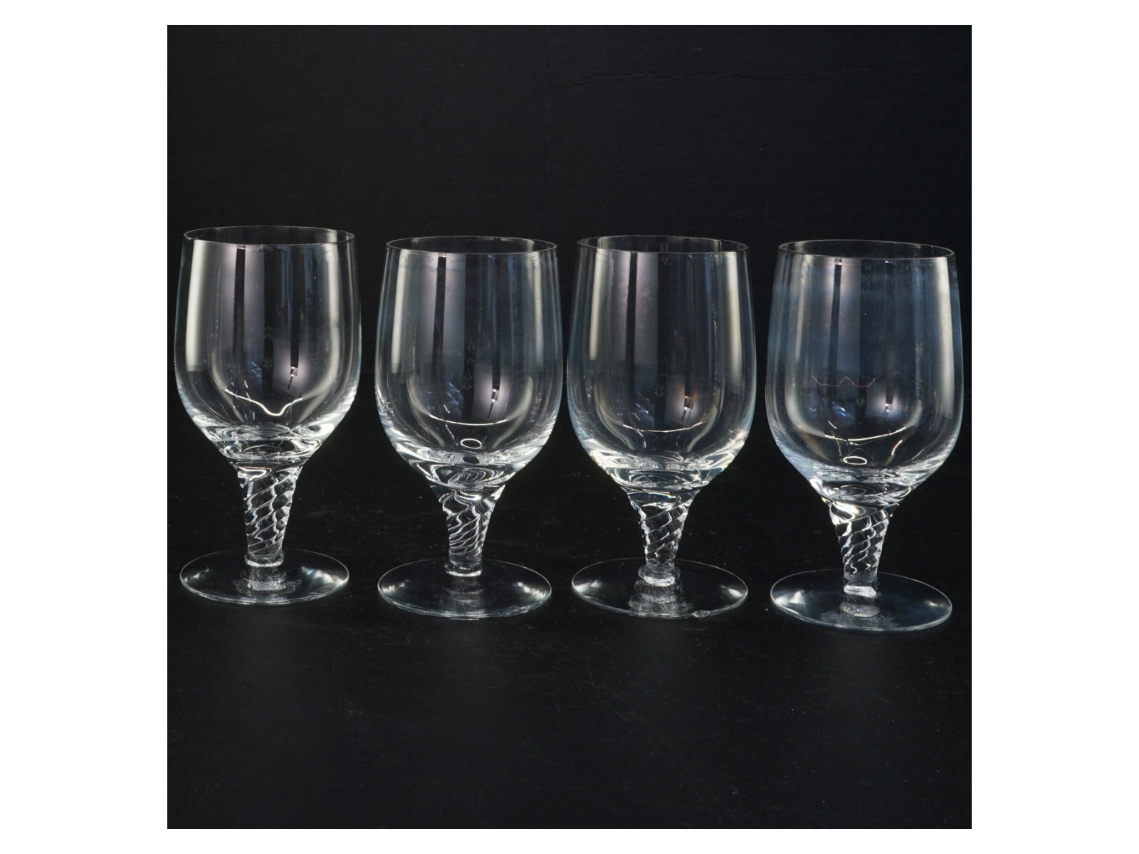 Glas med snoet stilk (str. 13,5 x 7 cm)