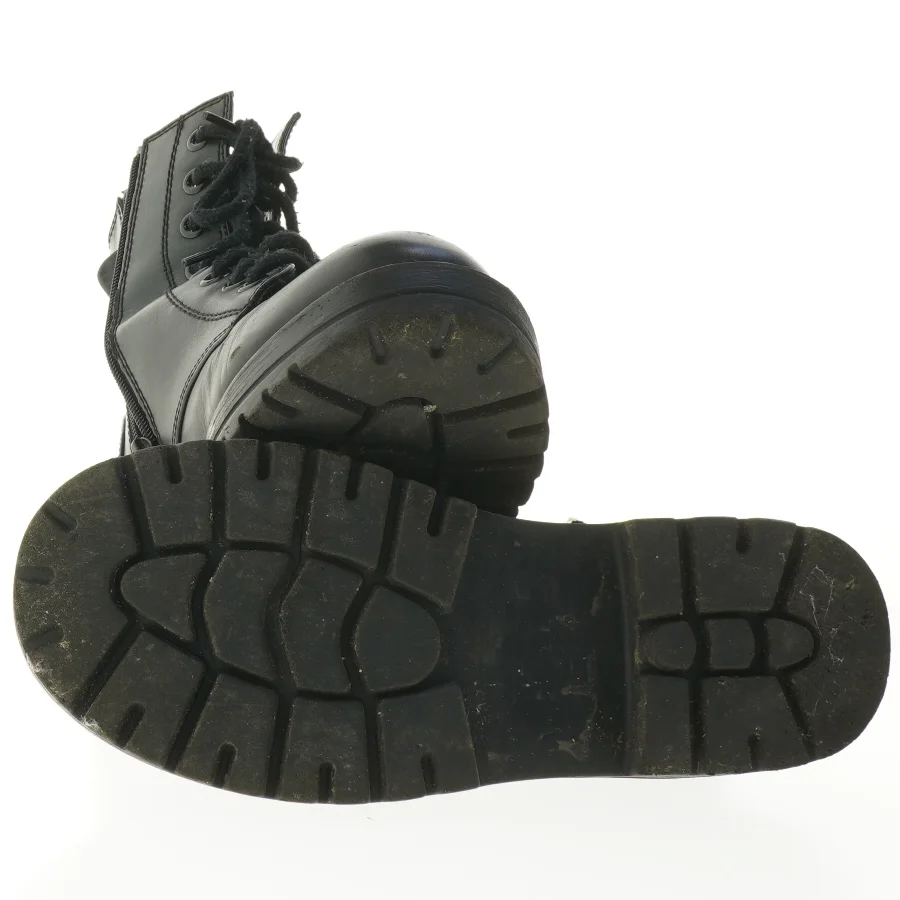 Sort støvle med snørebånd fra Soda (str. Længde, 28 cm)