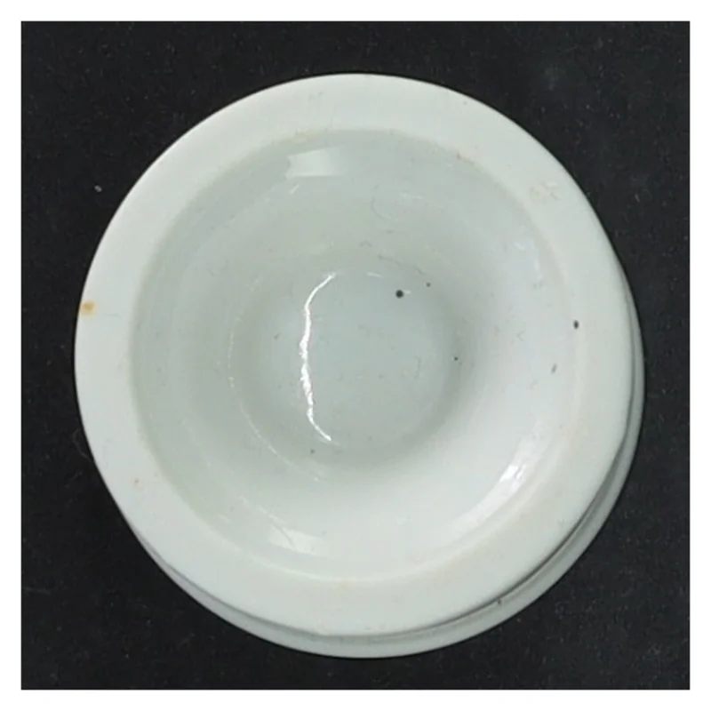 Hvidt æggebæger (str. H. 6,5 cm. ø 5 cm)