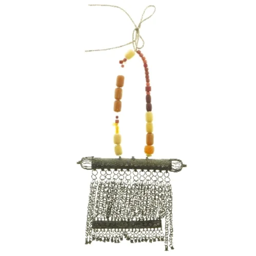 Vægdekoration med kæder og perler (str. 34x19,5 cm)