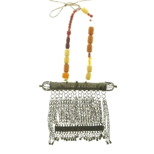 Vægdekoration med kæder og perler (str. 34x19,5 cm)