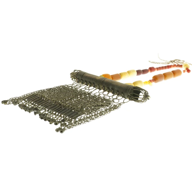 Vægdekoration med kæder og perler (str. 34x19,5 cm)