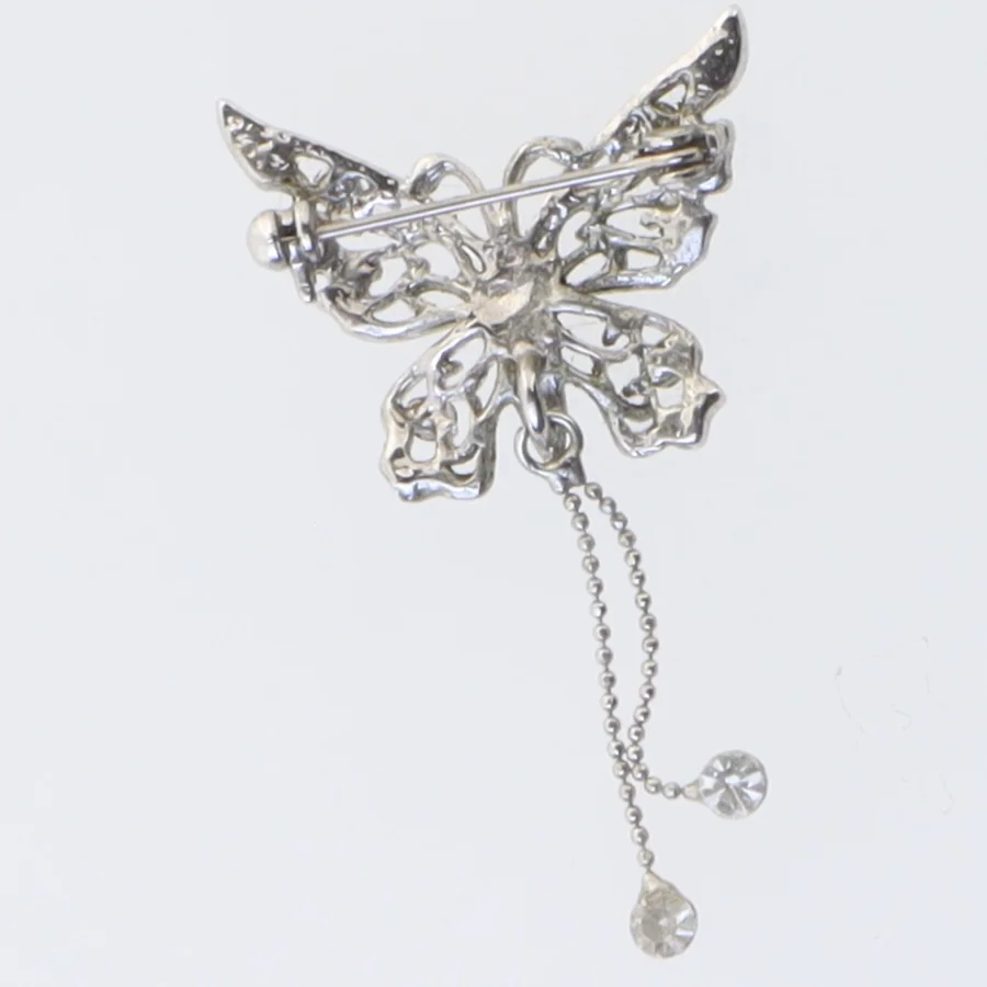 Sølvfarvet broche med sommerfugledesign (str. 3 cm)