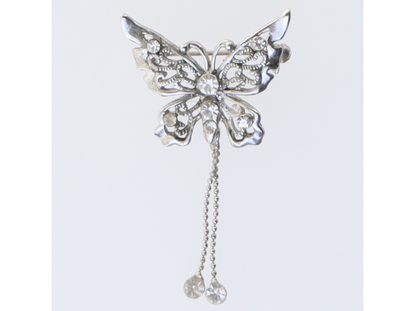 Sølvfarvet broche med sommerfugledesign (str. 3 cm)