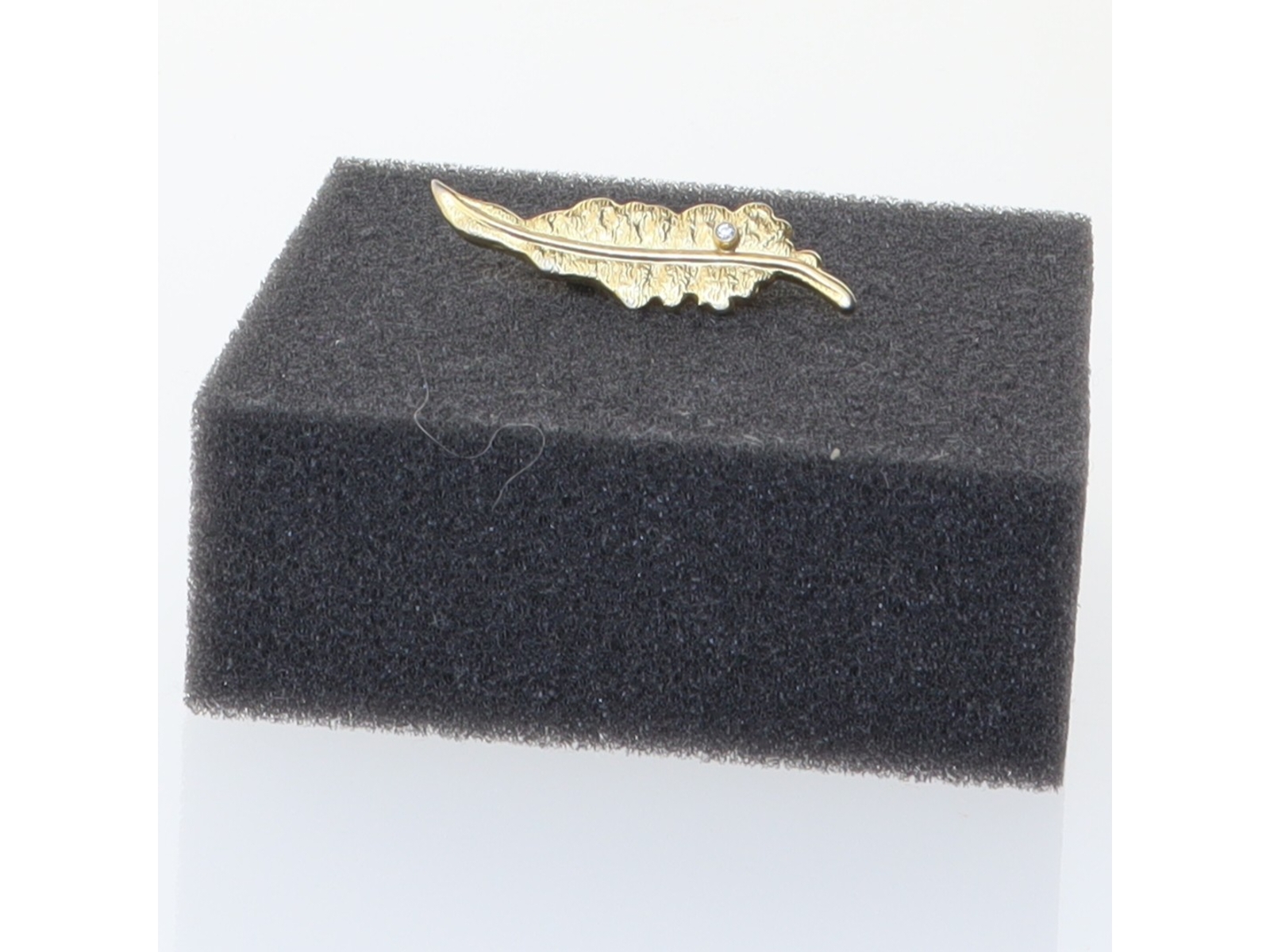 Guldfarvet broche med blå sten (str. 4 cm)