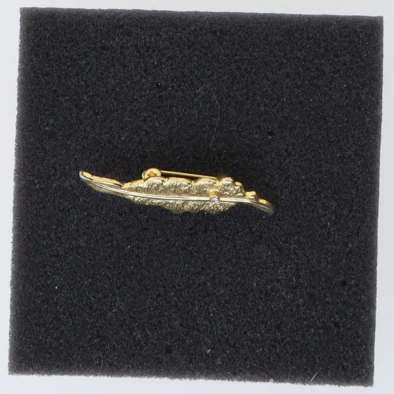 Guldfarvet broche med blå sten (str. 4 cm)