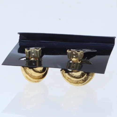 Guldfarvede øre klips med spiraldesign fra Fashion (str. 2 cm)