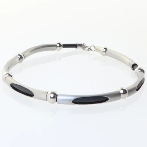 Sølvfarvet halskæde med sorte detaljer (str. 42 cm)