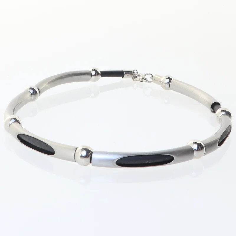 Sølvfarvet halskæde med sorte detaljer (str. 42 cm)