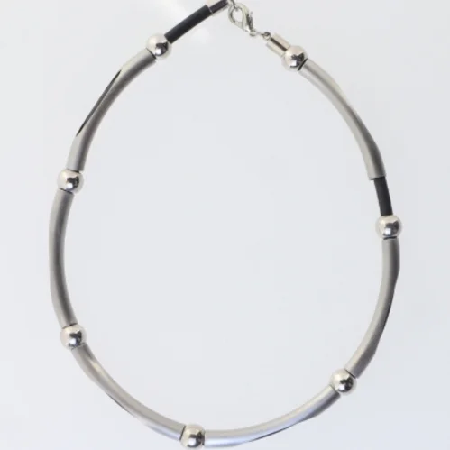 Sølvfarvet halskæde med sorte detaljer (str. 42 cm)