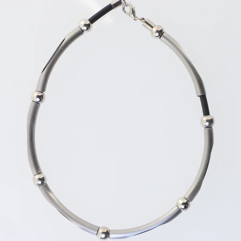Sølvfarvet halskæde med sorte detaljer (str. 42 cm)