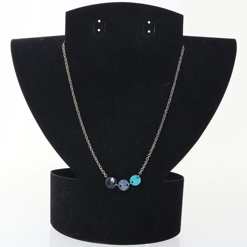 Halskæde med farvede sten (str. 42 cm)