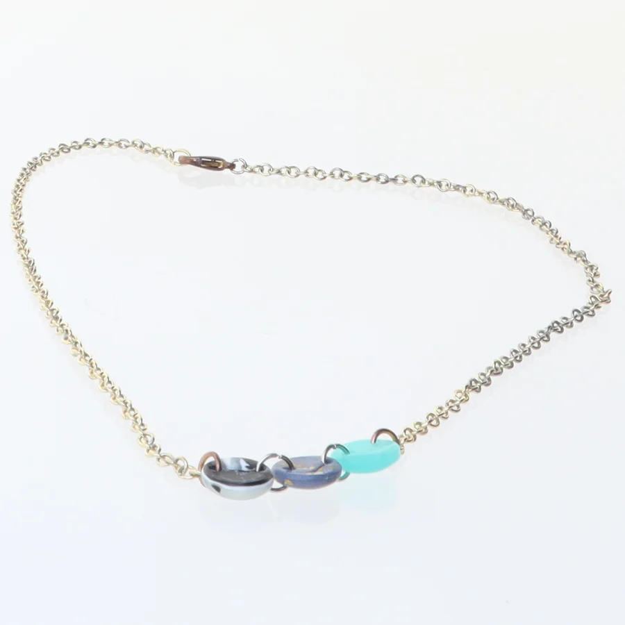 Halskæde med farvede sten (str. 42 cm)