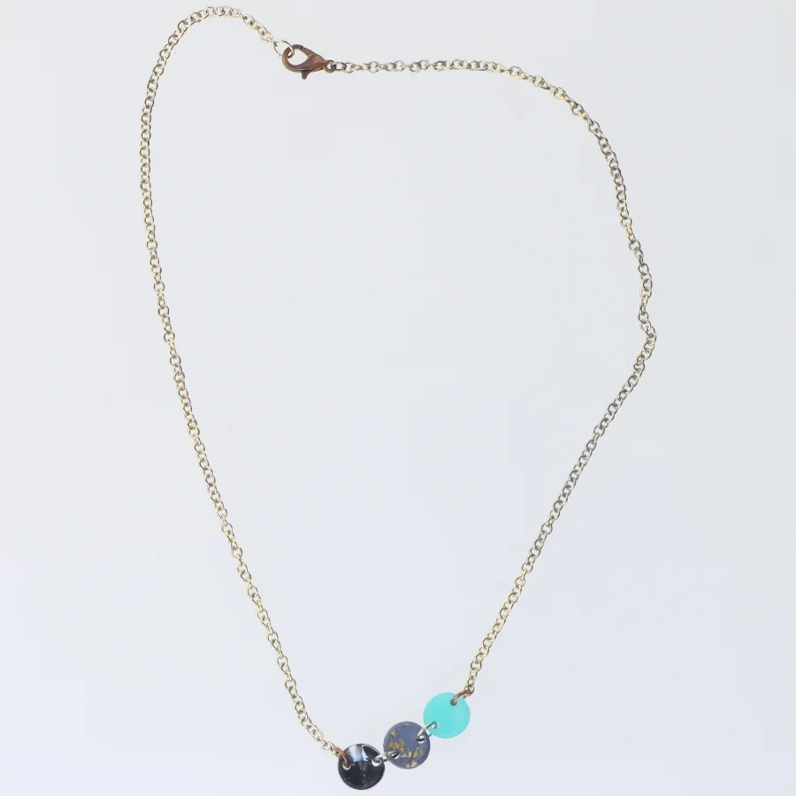 Halskæde med farvede sten (str. 42 cm)