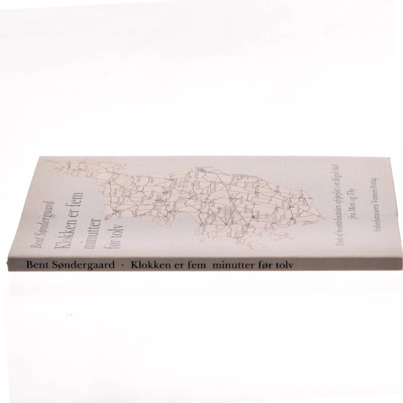 Klokken er fem minutter før tolv af Bent Søndergaard (Bog)