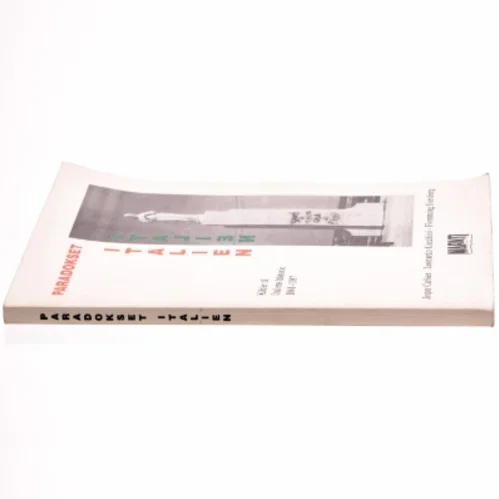 Paradokset Italien af Jesper Carlsen, Leonardo Cecchini og Flemming Forsberg (bog)