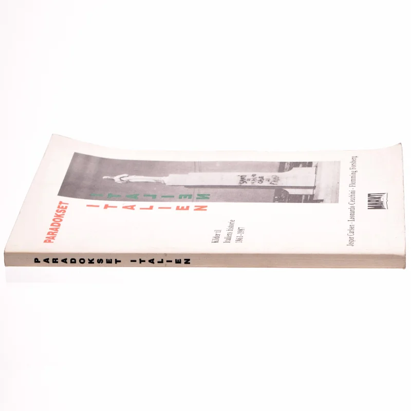 Paradokset Italien af Jesper Carlsen, Leonardo Cecchini og Flemming Forsberg (bog)