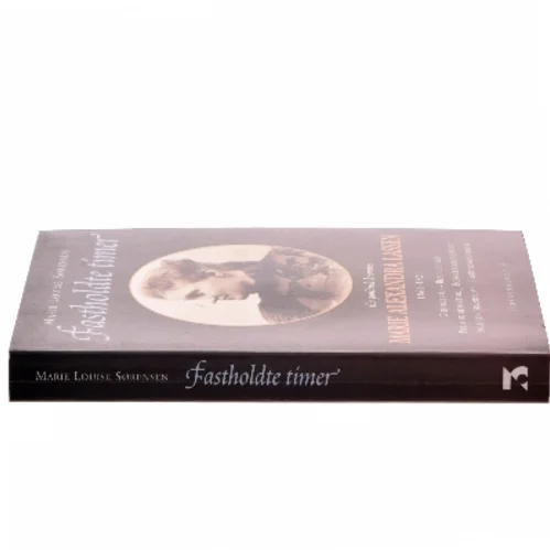 Fastholdte timer : en politisk krønike om Marie Alexandra Lassen, 1864-1921 : geheimeråd, bladudgiver, politisk redaktør, borgerrepræsentant, folketingskandidat, landstingsmedlem af Marie Louise Sørensen (Bog)