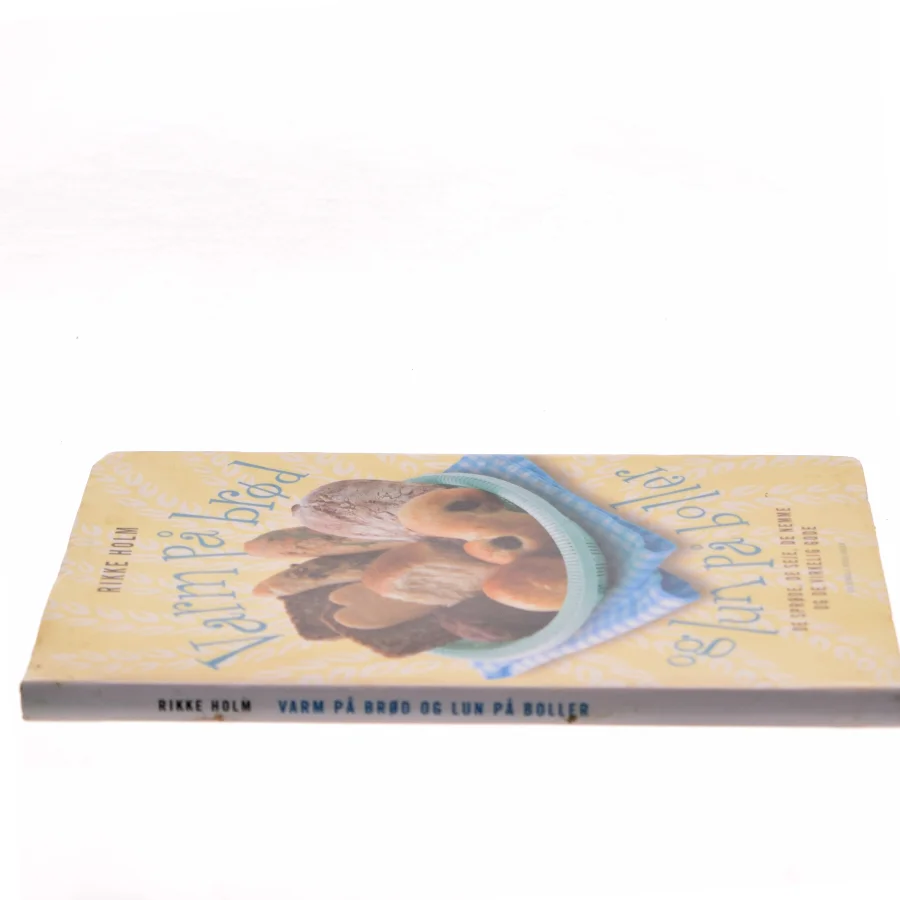 Varm på brød og lun på boller : de sprøde, de seje, de nemme og de virkelig gode : fotos: Maria P. af Rikke Holm (f. 1966-10-14) (Bog)