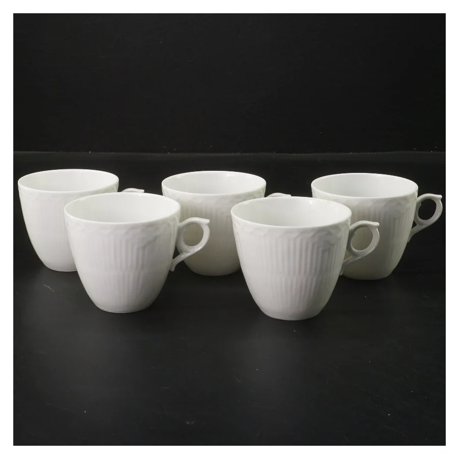 5 stk hvide porcelænskopper med riflet mønster fra Royal Copenhagen (str. 5 stk Ø 7,5 cm længde 6,5 cm)