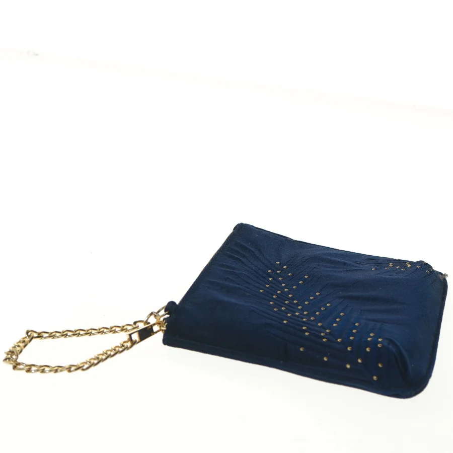 Mørkeblå clutch med guldkæde og nitter (str. 24x19 cm)
