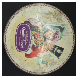 Vintage Quality Street dåse (str. Ø 23x15 cm)