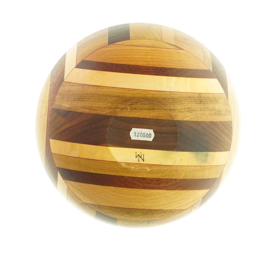 Skål i forskelligt træ og røde streger