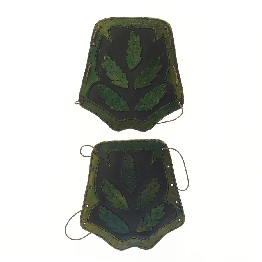 Drage skulderbeskyttere i læder (str. 33x31 cm)