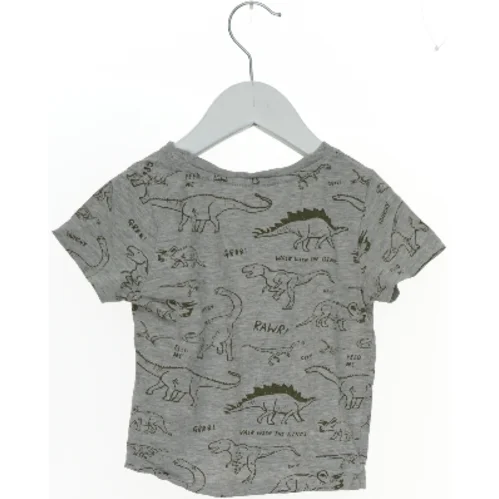 Grå børne T-shirt med dinosaur print fra H&M (str. 92)