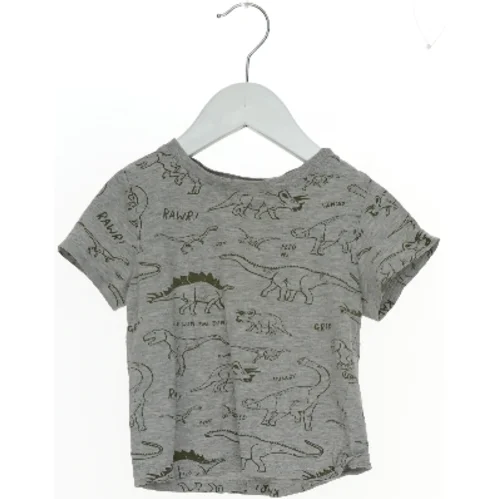 Grå børne T-shirt med dinosaur print fra H&M (str. 92)