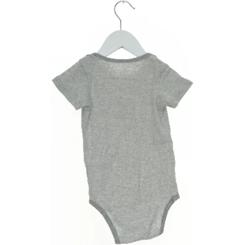 Stribet kortærmet bodystocking med enhjørning motiv fra Snow Belle (str. 92)