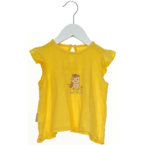 Gul bluse med print fra Piteku (str. 98)