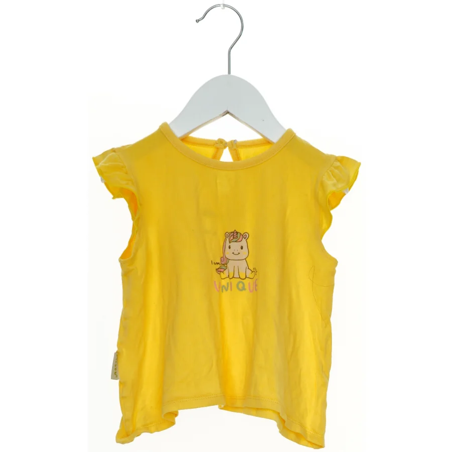 Gul bluse med print fra Piteku (str. 98)