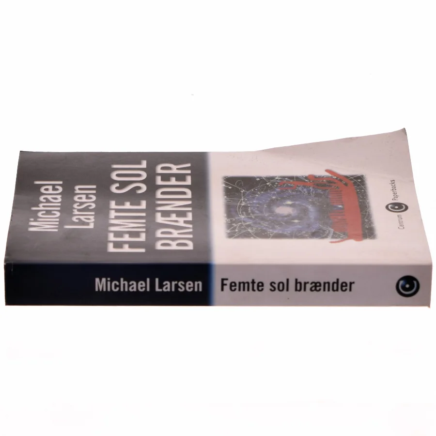 Femte sol brænder : roman af Michael Larsen (Bog)