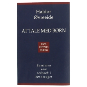 At tale med børn : samtalen som redskab i børnesager af Haldor Øvreeide (Bog)
